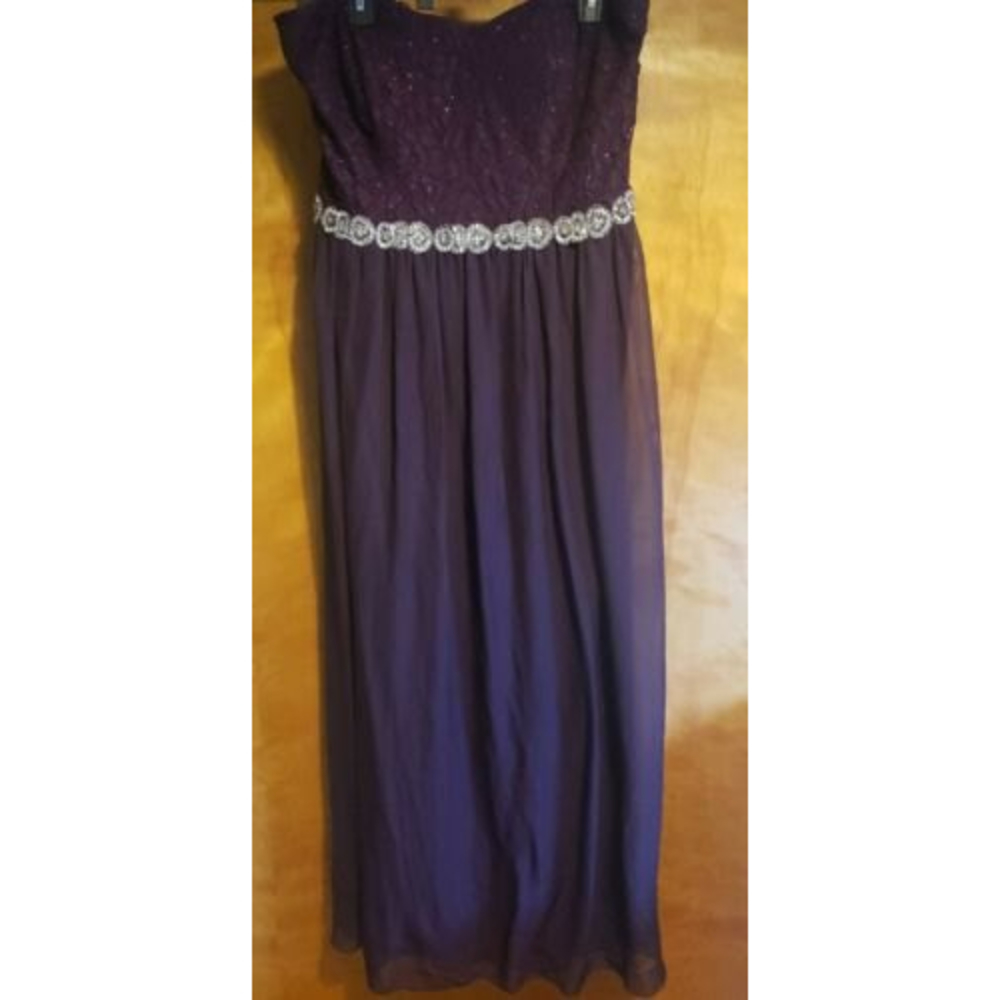 Davids Bridal Evening Gown  Prom Purple and Silver Size 19 Strappless Zip Closer